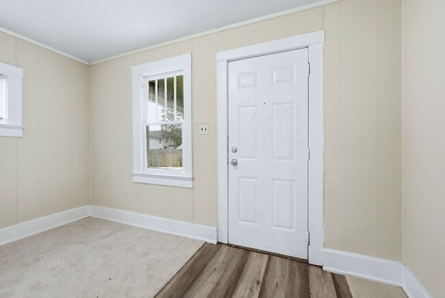 Building Photo - Updated 3-Bedroom Home with New Kitchen & Carpet