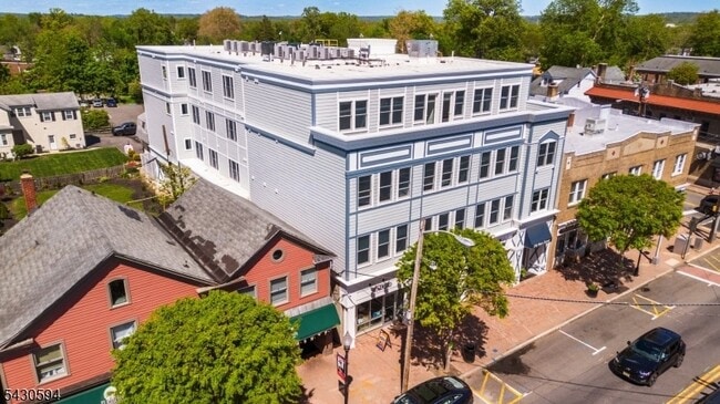 Building Photo - 246 Main St
