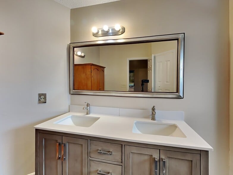 Building Photo - 276 Frances Ave