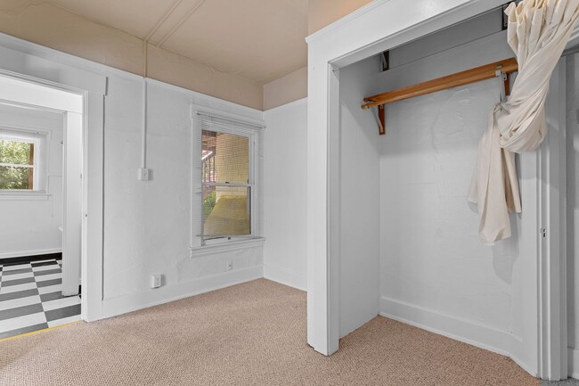 Building Photo - 1 Bedroom with den close to SW! Walking distance to Providence Park!