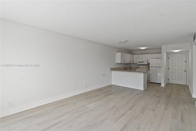 Building Photo - 8005 Lake Dr