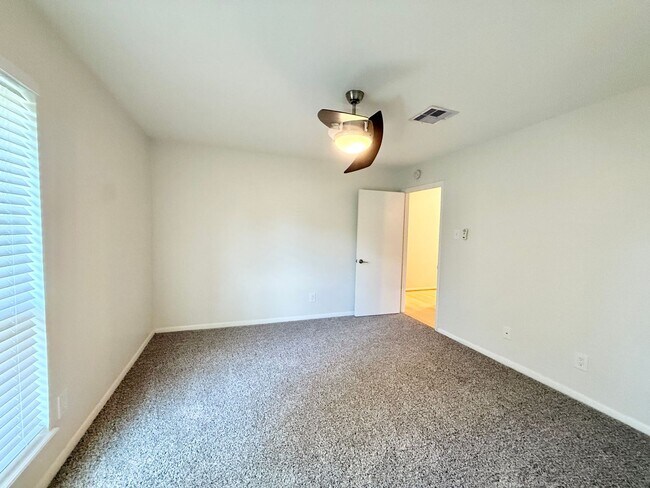 Building Photo - Elegant 3/2/2 home in Maplewood near Meyer...