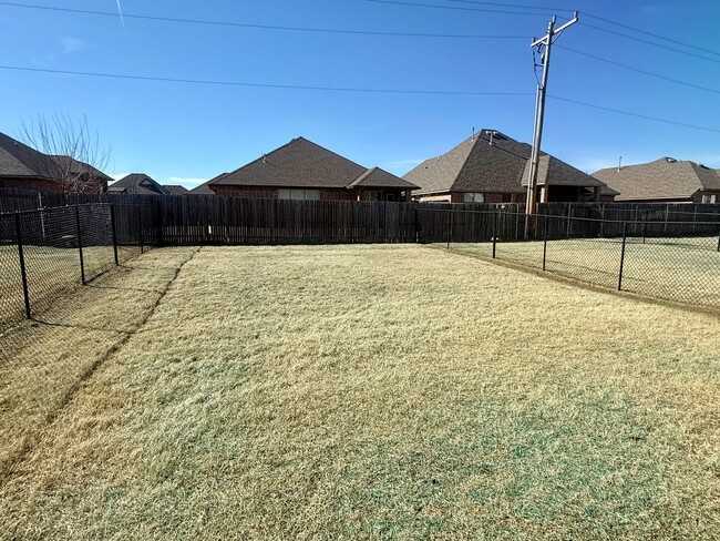 Building Photo - Large 3 Bed, 2 Bath in Beautifully Well-Maintained Neighborhood