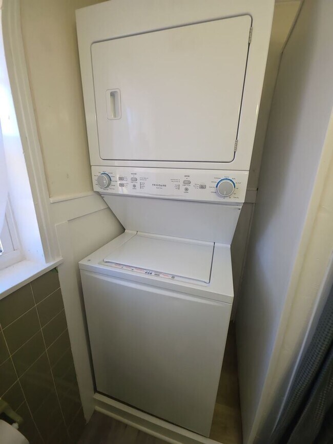 Building Photo - 117 Lynn Dr