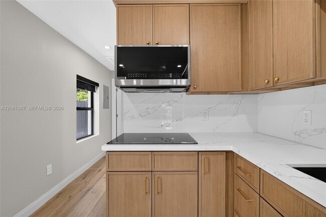 Building Photo - 1011 NW 30th Ct