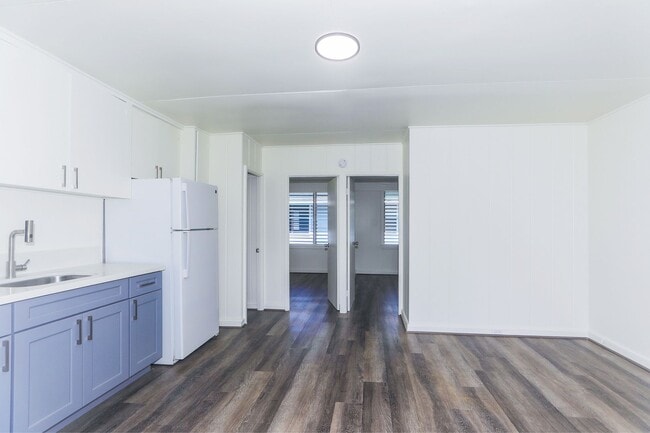 Building Photo - Renovated, upstairs, 2 bedroom 1 bath with...