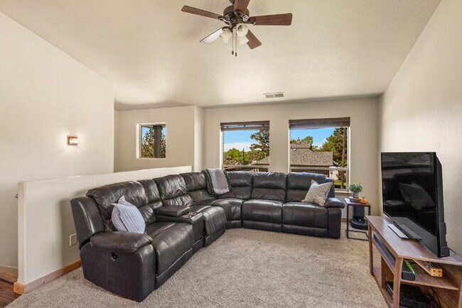 Building Photo - Spacious 3-Bed, 2-Bath Upper-Level Duplex