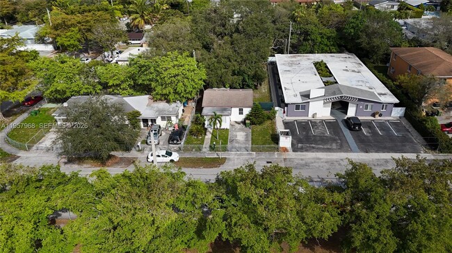 Building Photo - 1215 NE 127th St