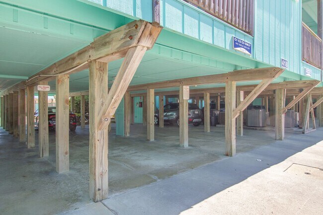 Building Photo - OFF-SEASON FURNISHED RENTAL