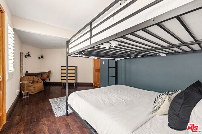 Building Photo - 3200 Oakley Dr