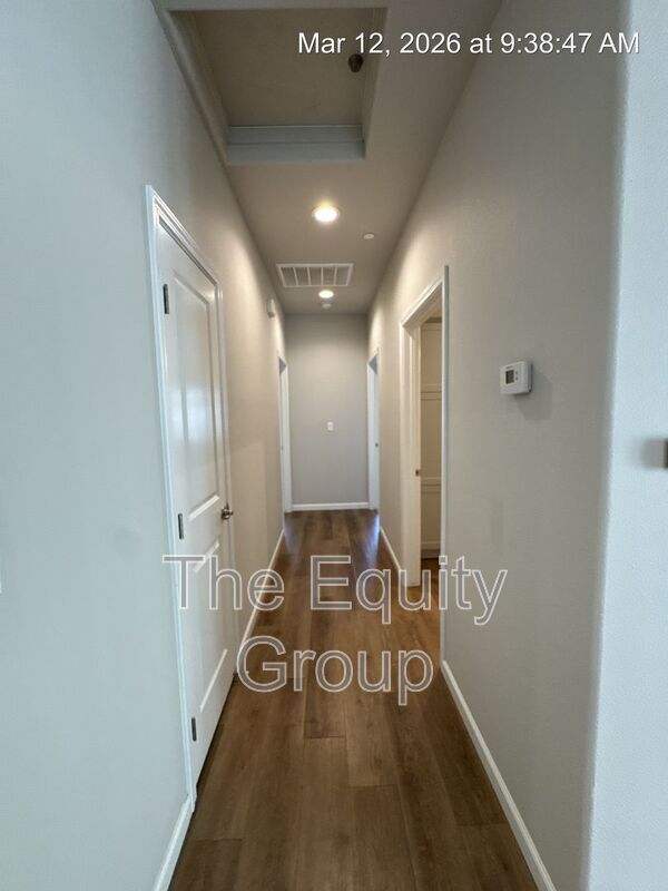 Building Photo - 518 S Summit St