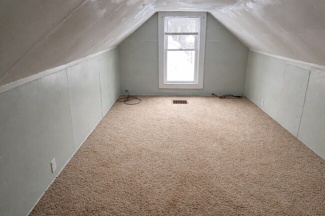 Building Photo - 1 Bedroom House with Loft