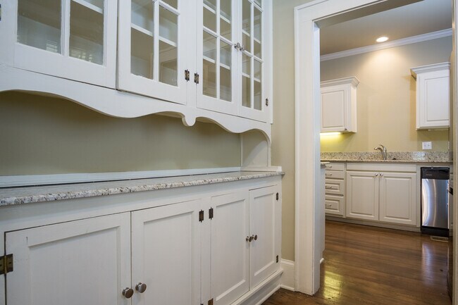 Building Photo - South Highlands