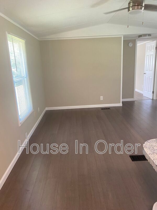 Building Photo - 6 Twin Oaks Dr