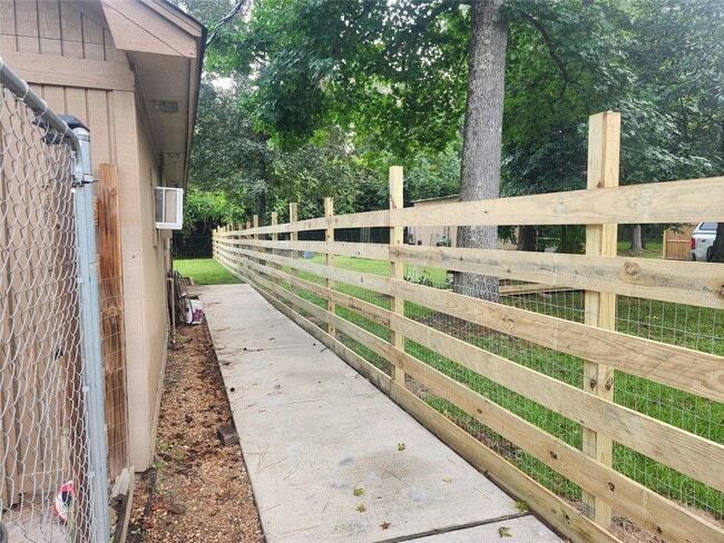 Building Photo - 5928 Sinclair Dr