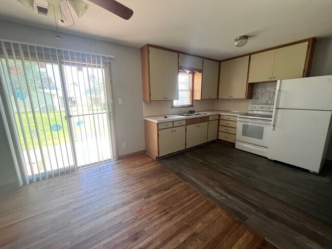 Building Photo - 3 Bedroom / 1 Bath House