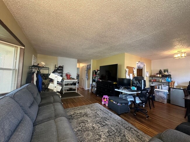 Building Photo - Charming 3 Bedroom Home in Heart if Maplew...