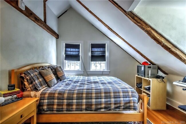 Building Photo - 96 Kings Hwy N