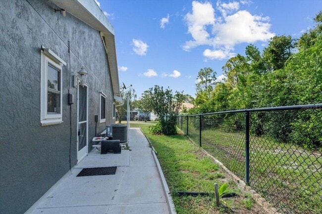 Building Photo - 10 Falls Pl