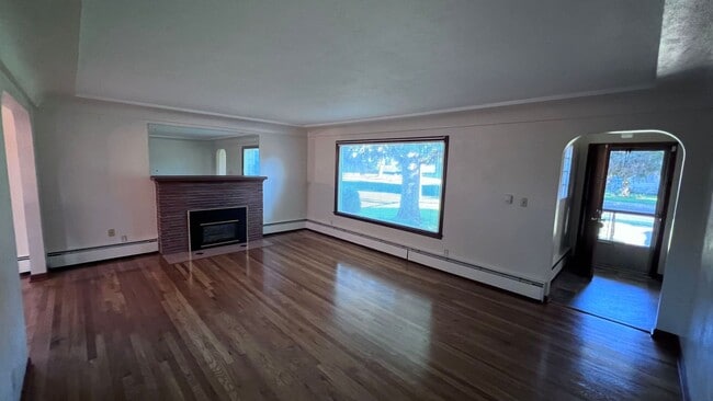 Building Photo - South Hill Charming 3 bed 2 bath in quiet ...
