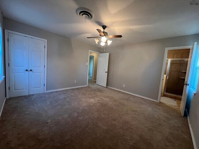 Building Photo - 704 W Rebecca Ave