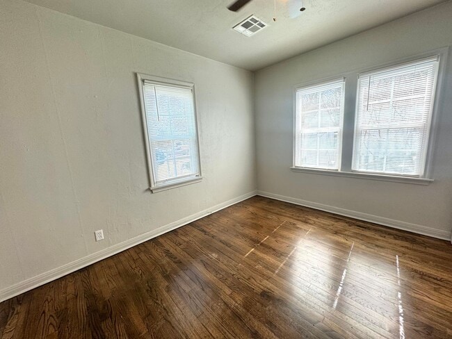 Building Photo - Adorable two-bedroom One-bathroom house located in the Kendall-Whittier neighborhood!