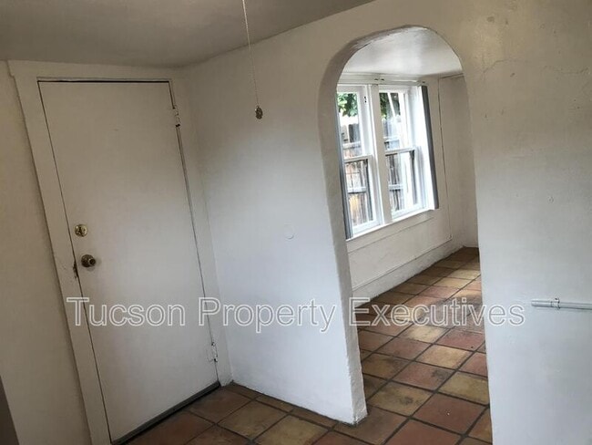 Building Photo - 2632 N Stone Ave