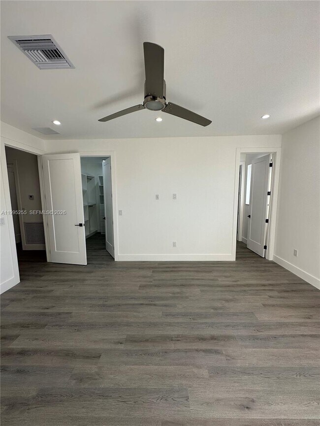 Building Photo - 4631 SW 32nd Ave