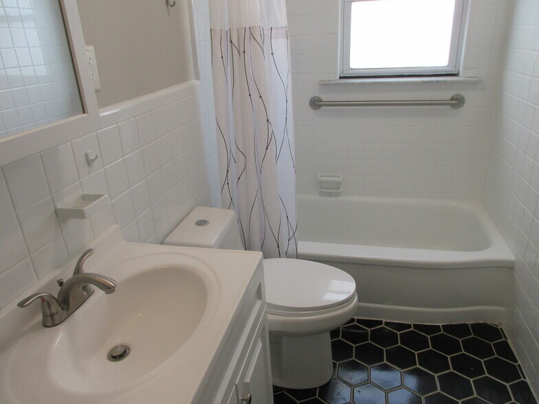 Bathroom - 11 S Gladstone Ave