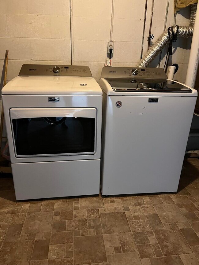 Building Photo - 328 East King Street-Home with loads of space