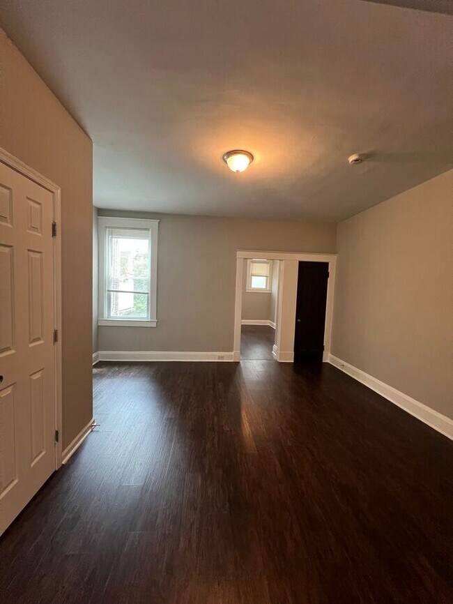 Building Photo - 3 Bedroom 1.5 Bathroom Townhome