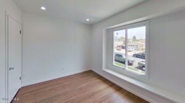 Building Photo - Beautifully updated! Stunning views from every room!