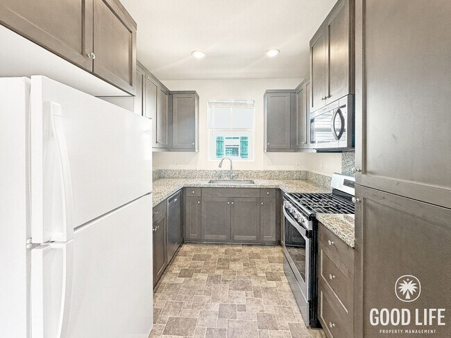 Building Photo - Beautiful 3B/3BA Townhome in Imperial Beach w/ 2-Car Garage & Community Pool!