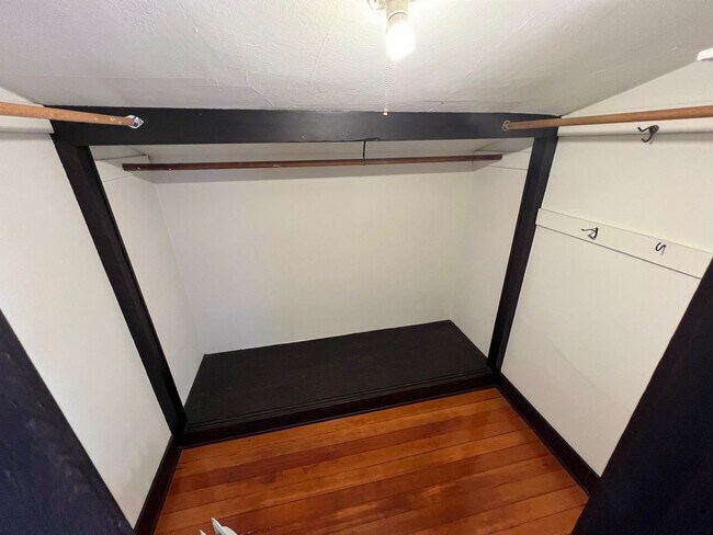 Building Photo - Historic Bluff Park 1BD Retreat | Top Floor Vintage Gem