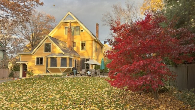 Building Photo - 120 Lakeview Ave