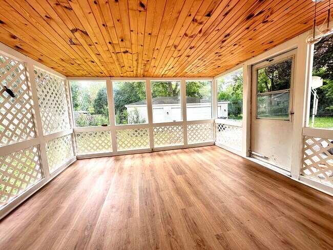 Building Photo - 1007 Pine St