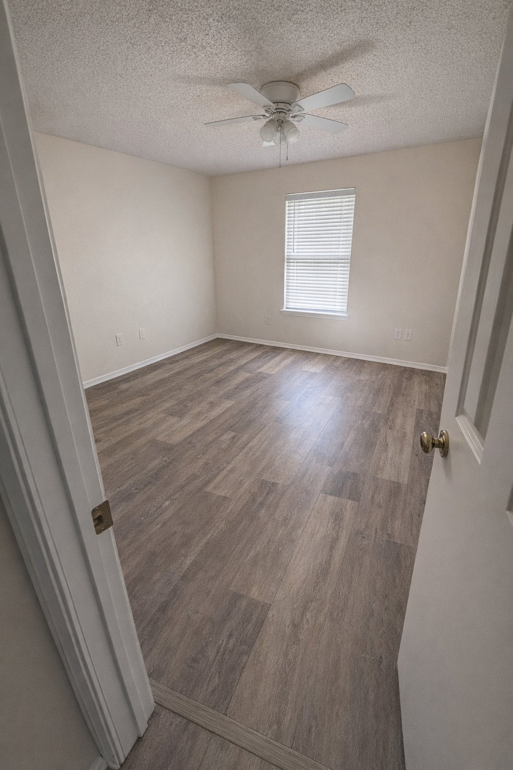 Building Photo - 1305 N Willow Dr