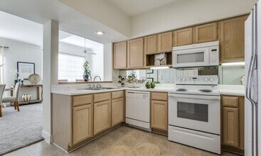 Building Photo - Pampered Lifestyle Just Minutes from Clear...