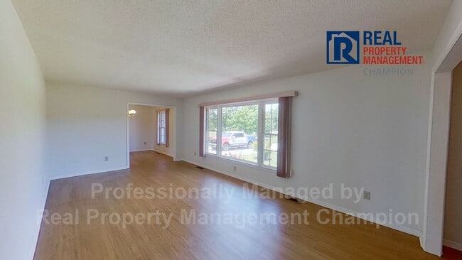 Building Photo - Spacious Ranch Home on 3 Acres