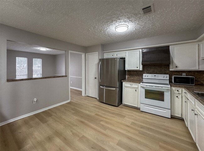 Building Photo - 22822 Canyon Lake Dr