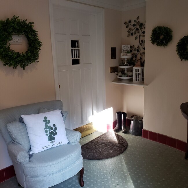 Main Entryway with separate entrance - 6932 S Oglesby Ave