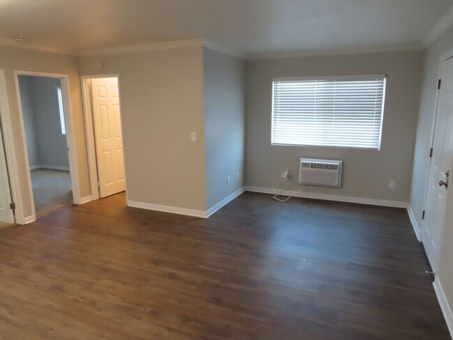 Building Photo - Renovated Two Bedroom Condo in Gated Community