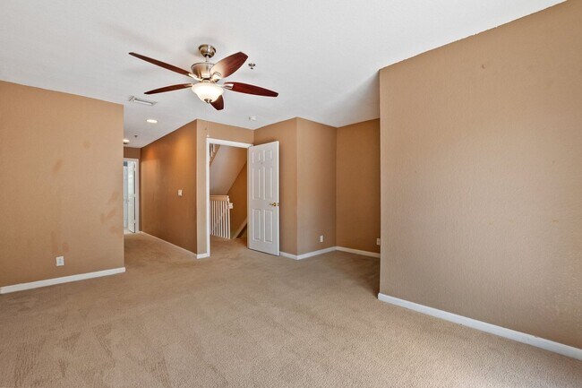 Building Photo - Charming 3-Story 3-Bedroom 2.5 Bath Townho...