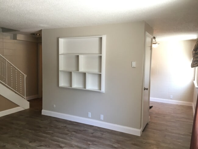 Building Photo - Cute updated 2 bed 1.5 bath Condo on S Cur...