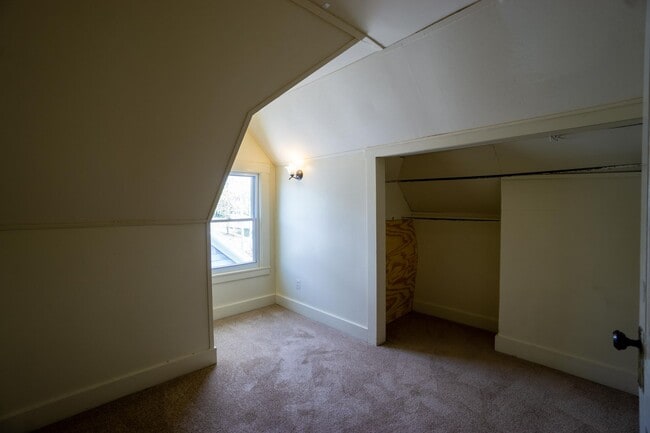 Building Photo - Spacious Single Family Home Available 8/1/26
