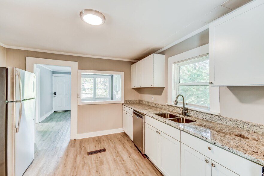 Building Photo - 907 47th Way S