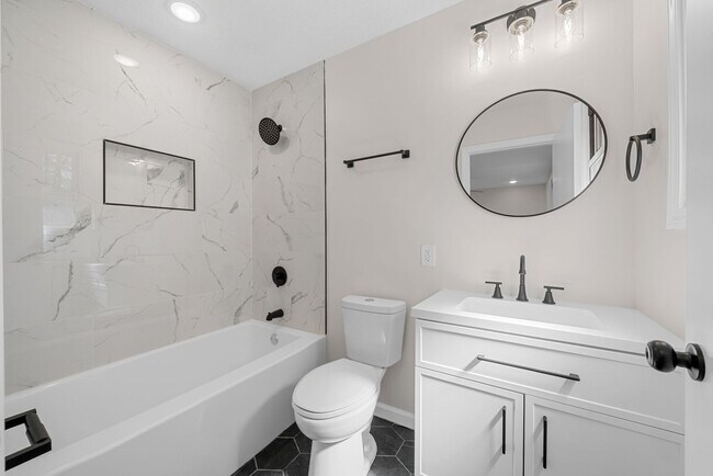 Building Photo - Close to Ft. Campbell! Renovated 3 Bed 2 Bath Home!