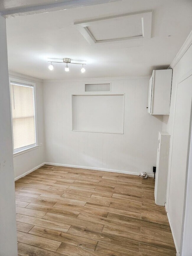 Building Photo - 821 W 39th St