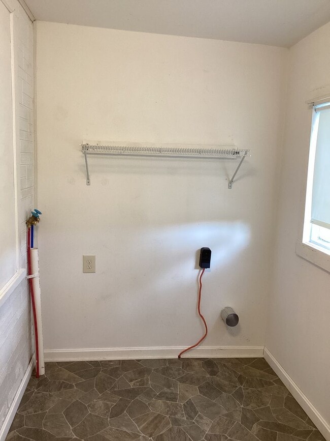 Building Photo - Charming House in the Country