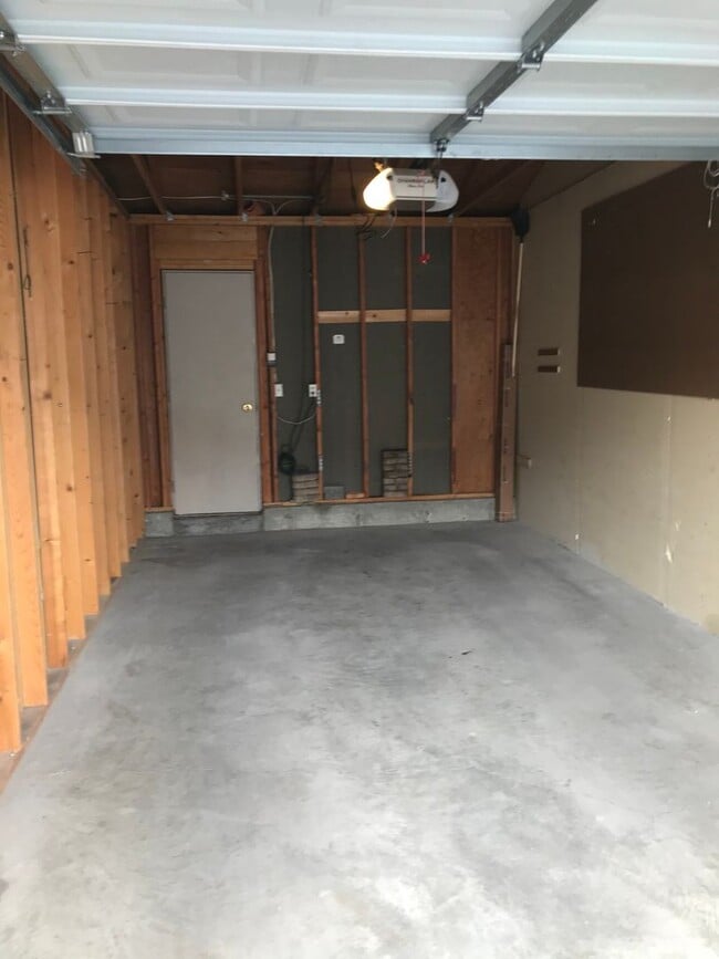 Building Photo - 2 Bed, 2.5 Bath Westend Condo!